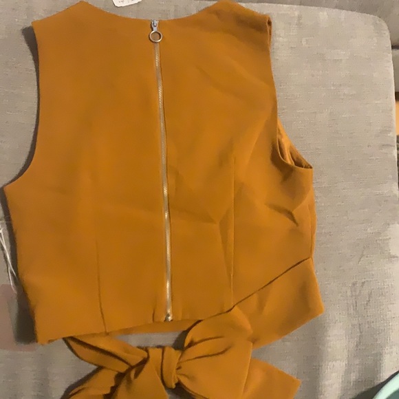 Cute mustard crop top - Picture 3 of 3